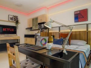 Kuchyňa alebo kuchynka v ubytovaní Relaxing Apt Bgc Business Ready with 84inch Cinema