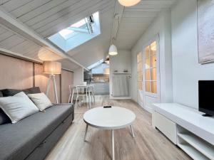 TV a/nebo společenská místnost v ubytování Charmant appartement T2 cottage