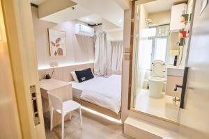 香港香港智能居家旅館雙人入住首選的一间有一张床和一把椅子的小房间