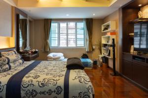 a bedroom with a bed and a television in it at Modern Home in Sukhumvit in Bangkok