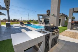 a backyard with a stove and a swimming pool at נופש Eylim-מתחם אירוח מהמם עם 3 סוויטות ובריכה מחוממת ומקורה in Sede Ẕevi