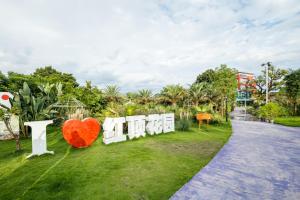 Guilin Red Roof Garden Resort -On the way to Yangshuo外面的花园
