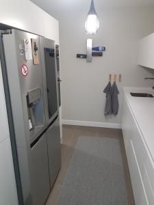 eine Küche mit einem Kühlschrank aus Edelstahl und einer Spüle in der Unterkunft Luxury Home in Las Palmas de Gran Canaria + 12 Fotos