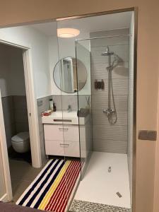 ein Badezimmer mit Glasdusche und Waschbecken in der Unterkunft Luxury Home in Las Palmas de Gran Canaria