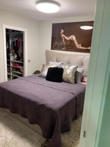 ein Schlafzimmer mit einem großen Bett mit einer lila Decke in der Unterkunft Luxury Home in Las Palmas de Gran Canaria