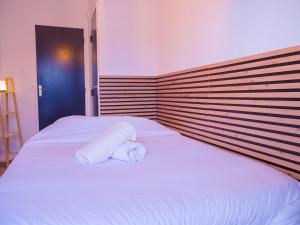 Postel nebo postele na pokoji v ubytování Le Panoramik Nancy gare, option parking, balcon