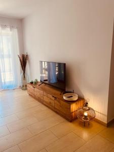 Son Carrió 8 في Son Carrio: غرفة معيشة مع تلفزيون بشاشة مسطحة على مركز ترفيهي خشبي +25 صورة