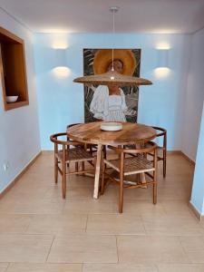Son Carrió 8 في Son Carrio: طاولة طعام مع كراسي وثريا