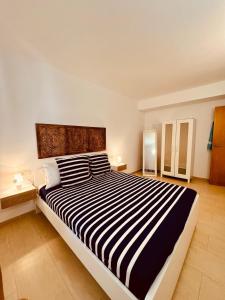 Son Carrió 8 في Son Carrio: غرفة نوم بسرير كبير بخطوط سوداء وبيضاء