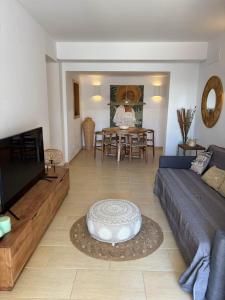 Son Carrió 8 في Son Carrio: غرفة معيشة بها أريكة وطاولة