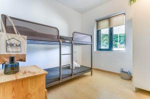 una habitación con dos literas y una mesa en Son Carrió 6, en Son Carrio 23 fotos más