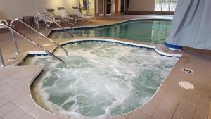 Bazén v ubytování Homestead Suites - Fish Creek nebo v jeho okolí