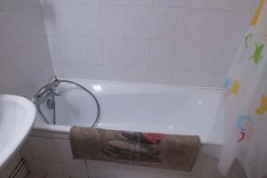 une salle de bain avec baignoire et douche dans l'établissement Gîte Gîtes de France 6/7 personnes au Fau de Peyre, à Fau-de-Peyre 10 autres photos