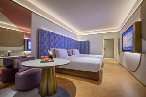 武漢市にあるManxin Hotel Wuhan Hankou Fanhai CBD Xinhua Roadのベッドとテーブルが備わるホテルルームです。 +34枚の写真
