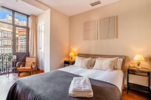 A bed or beds in a room at Elegant 3-bedroom Apartment in the Heart of BCN
