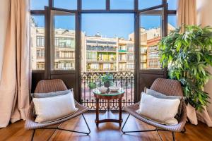 A seating area at Elegant 3-bedroom Apartment in the Heart of BCN