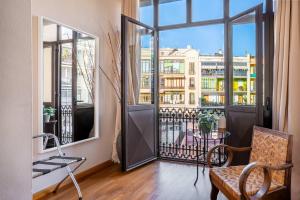 A balcony or terrace at Elegant 3-bedroom Apartment in the Heart of BCN
