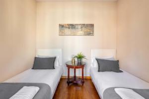 A bed or beds in a room at Elegant 3-bedroom Apartment in the Heart of BCN