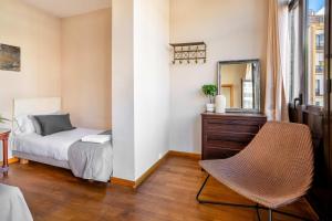 A bed or beds in a room at Elegant 3-bedroom Apartment in the Heart of BCN