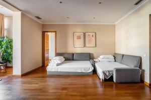 A seating area at Elegant 3-bedroom Apartment in the Heart of BCN