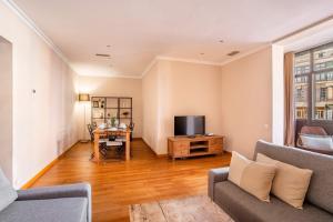 A television and/or entertainment centre at Elegant 3-bedroom Apartment in the Heart of BCN