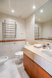 A bathroom at Elegant 3-bedroom Apartment in the Heart of BCN