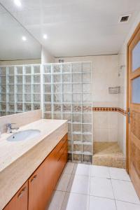 A bathroom at Elegant 3-bedroom Apartment in the Heart of BCN