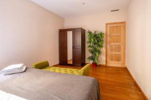 A bed or beds in a room at Elegant 3-bedroom Apartment in the Heart of BCN