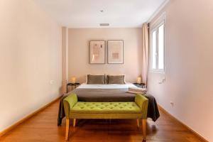 A bed or beds in a room at Elegant 3-bedroom Apartment in the Heart of BCN