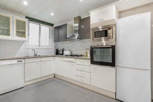 A kitchen or kitchenette at Elegant 3-bedroom Apartment in the Heart of BCN