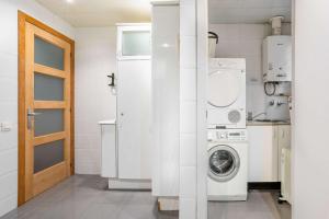 A kitchen or kitchenette at Elegant 3-bedroom Apartment in the Heart of BCN