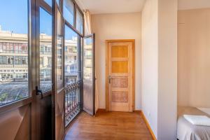 A balcony or terrace at Elegant 3-bedroom Apartment in the Heart of BCN