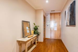 A television and/or entertainment centre at Elegant 3-bedroom Apartment in the Heart of BCN