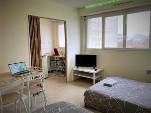 Μια τηλεόραση ή/και κέντρο ψυχαγωγίας στο Appartement double 16 à LIMOGES