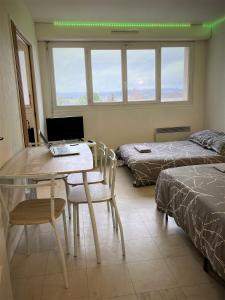 Ένα ή περισσότερα κρεβάτια σε δωμάτιο στο Appartement double 16 à LIMOGES