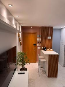 an office lobby with a counter and a wooden door at Flat Sudoeste Vienna by CentoEdez in Brasilia