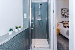 Et badeværelse på Charming Home in Chester by 53 Degrees Property, Ideal for Family Getaways, Central Location! + 17 billeder