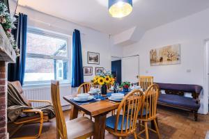 Et opholdsområde på Charming Home in Chester by 53 Degrees Property, Ideal for Family Getaways, Central Location!