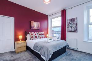 En eller flere senge i et værelse på Charming Home in Chester by 53 Degrees Property, Ideal for Family Getaways, Central Location!