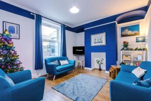 Et tv og/eller underholdning på Charming Home in Chester by 53 Degrees Property, Ideal for Family Getaways, Central Location!