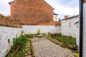 En have udenfor Charming Home in Chester by 53 Degrees Property, Ideal for Family Getaways, Central Location!