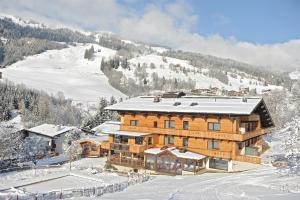 Ski in Ski out Hotel Unterellmau during the winter