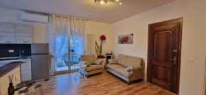 a living room with a couch and a kitchen at I Sei Petali Apartment in Capo di Ponte
