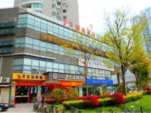 Photo de la galerie de l'établissement 7Days Inn Shanghai South Xizang Road Subway Station, à Shanghai