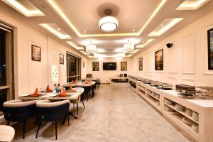 Seating area sa Click Collection Grand Gateway Varanasi