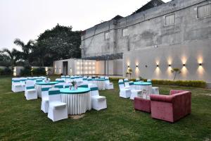 Seating area sa Click Collection Grand Gateway Varanasi