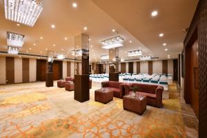 Seating area sa Click Collection Grand Gateway Varanasi