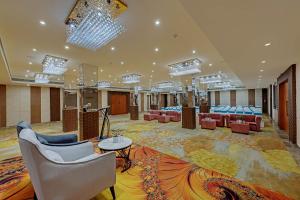Seating area sa Click Collection Grand Gateway Varanasi