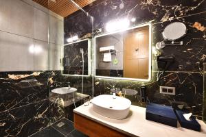 Bathroom sa Click Collection Grand Gateway Varanasi