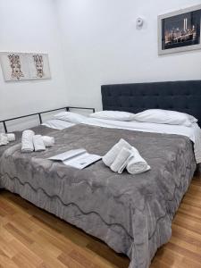 A bed or beds in a room at La casetta mape